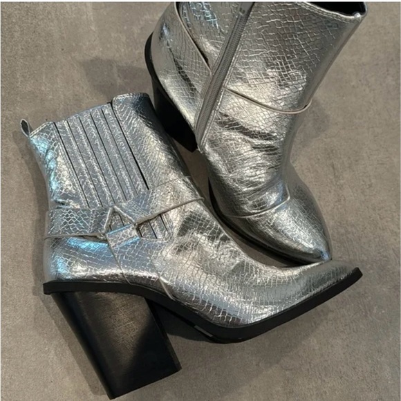 DV by Dolce Vita Nilano Metallic Ankle Booties - Picture 6 of 7